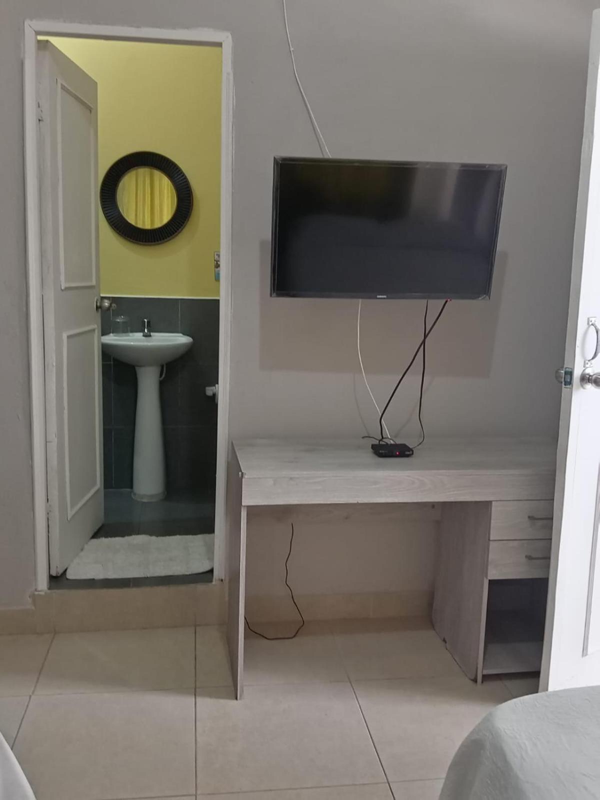 A Dos Cuadras De Sprattbight Apartment